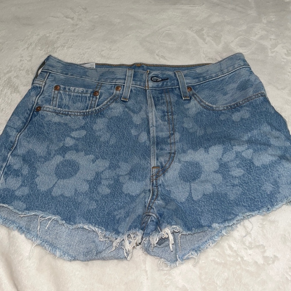 Levi 501 shorts with bleached flowers size 28 great condition